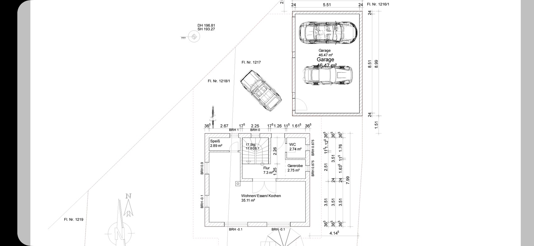 Grundriss eines Hauses mit Garage und zwei Pkw-Stellplätzen; Räume: Wohnen, Essen, Kochen.