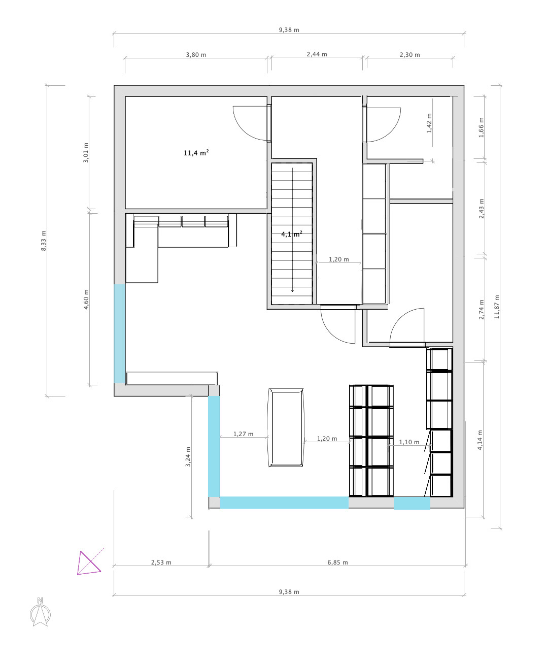Grundriss eines Gebäudes: Räume, Türen, Treppe, Maße in Metern, blaue Bereiche.