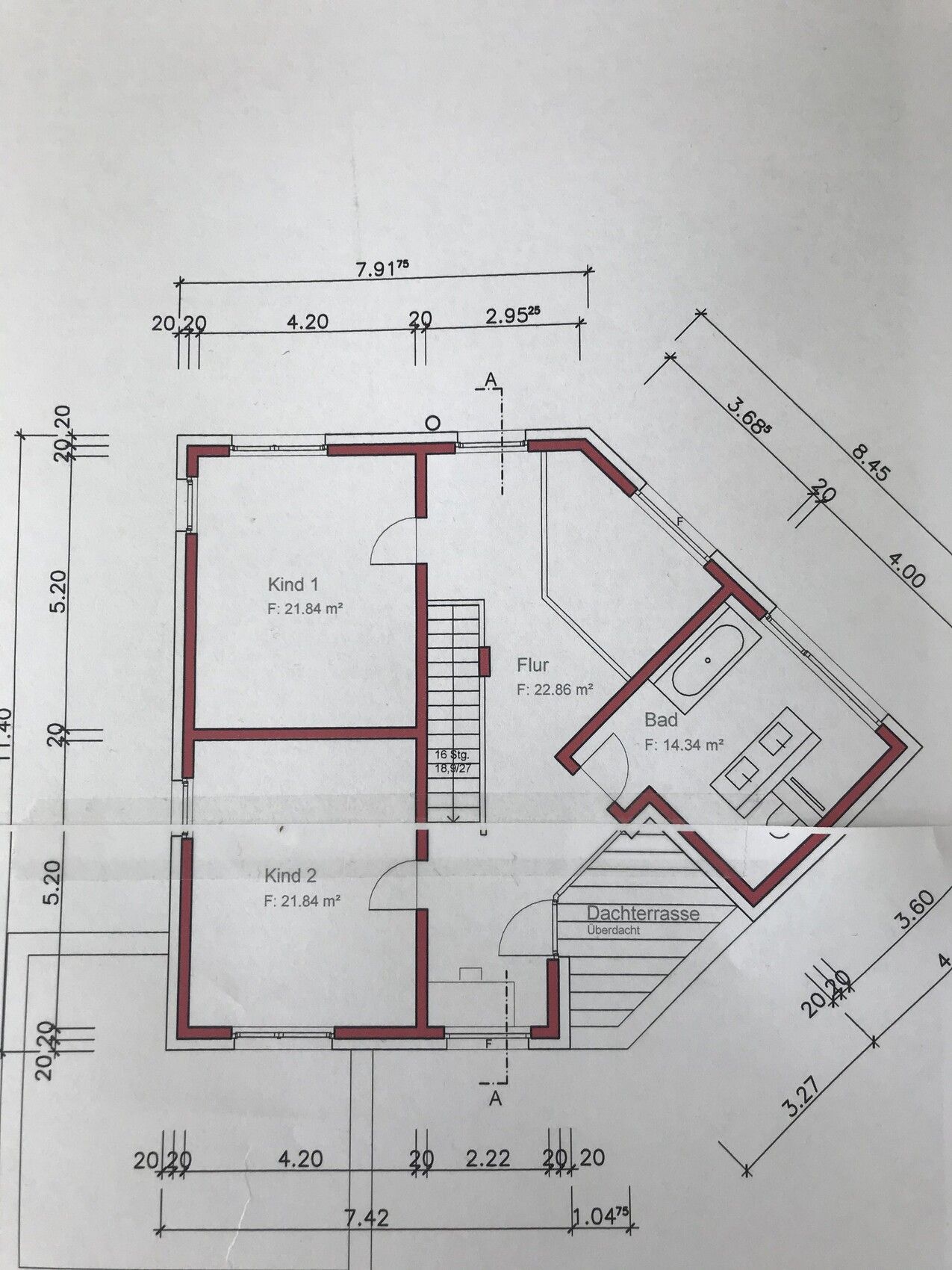 Grundriss eines Dachgeschosses mit zwei Kinderzimmern, Flur, Bad und Dachterrasse.