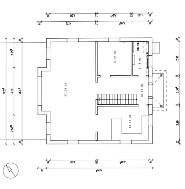 Grundriss eines Gebäudes: zentrale Treppe, großer Raum ca. 37,90 m² und zwei kleinere Bereiche.