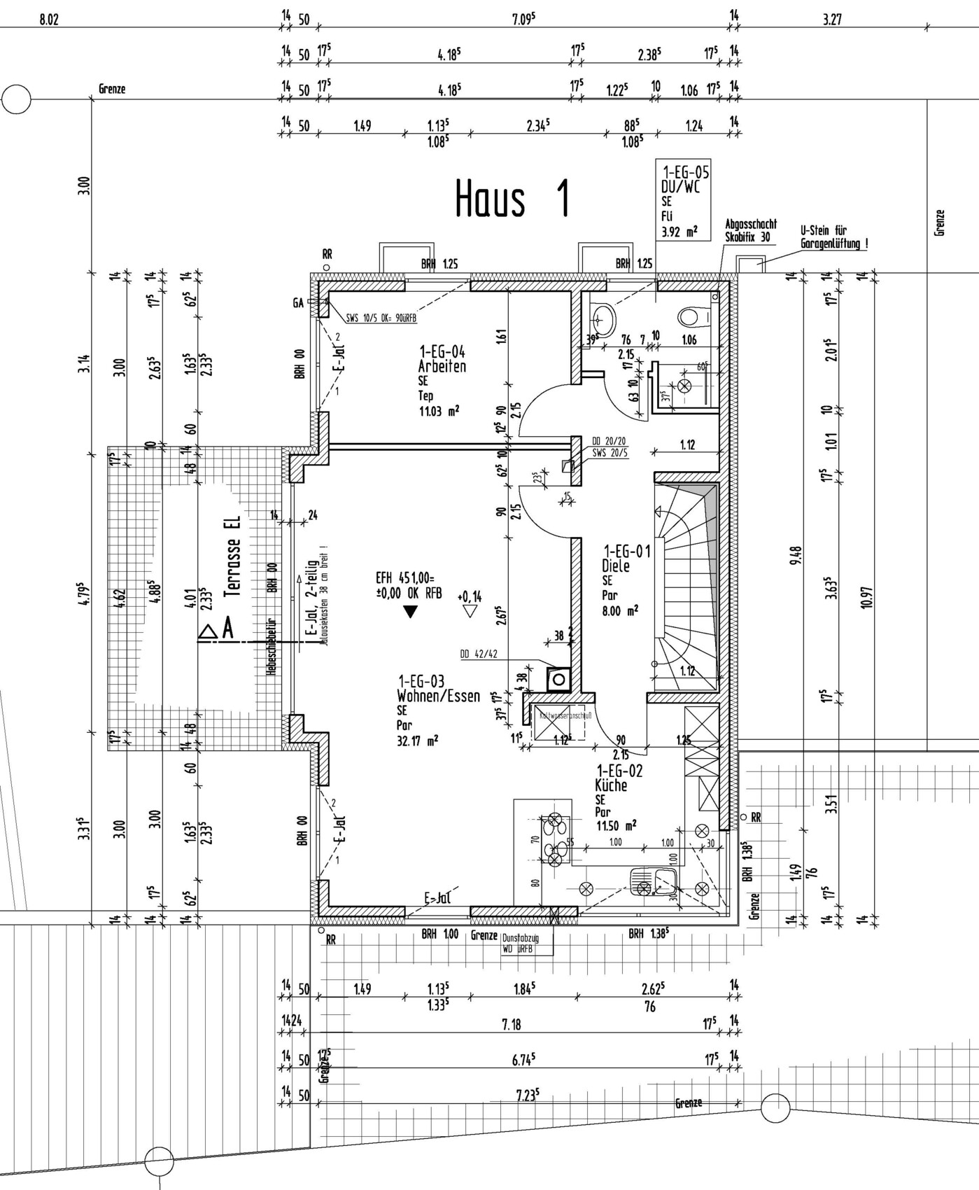 Grundriss Erdgeschoss von Haus 1: Wohnen/Essen, Küche, Diele, Arbeiten, Treppe, Terrasse.