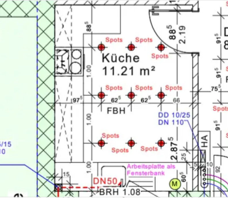 Küchen-Grundriss, Fläche 11.21 m², rote Spots kennzeichnen Lampen im Raum, FBH-Bodenheizung.