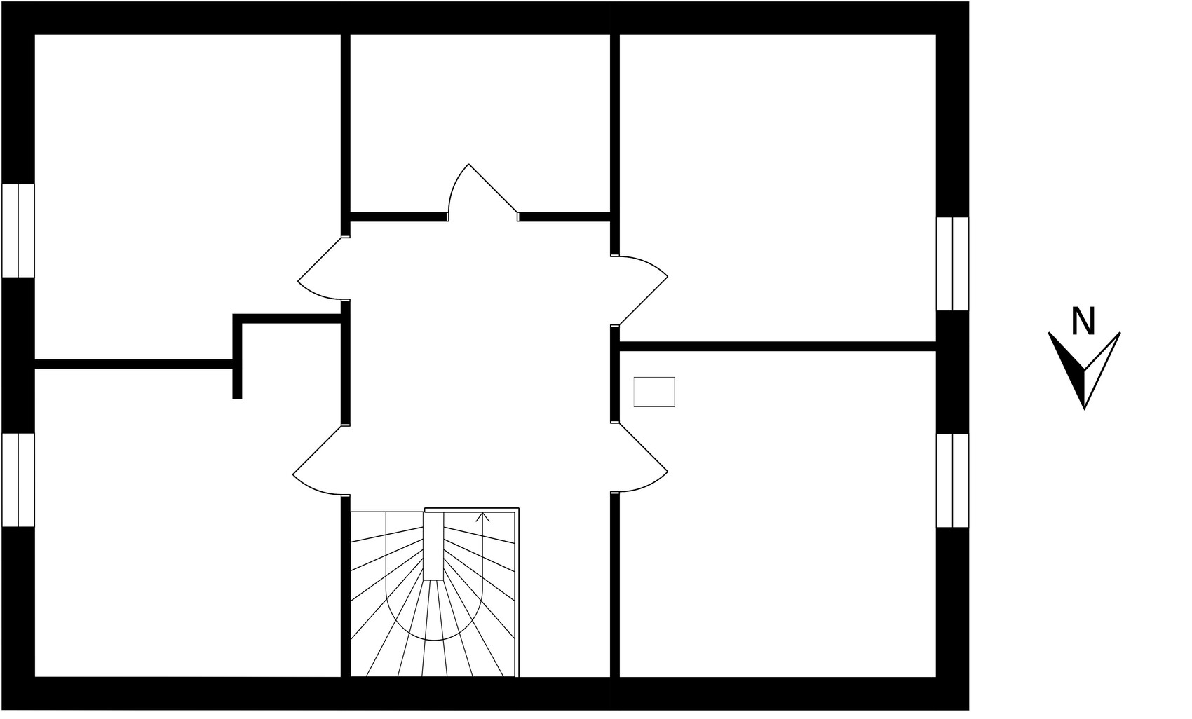 Grundriss eines Hauses: Treppenhaus unten, umlaufende Zimmer, Nordpfeil.