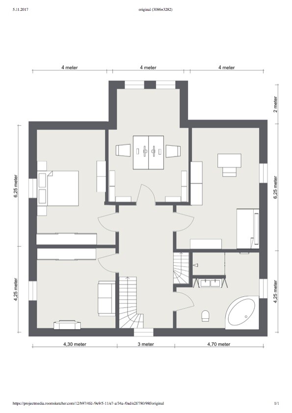 Grundriss eines Hauses mit zentralem Flur, Treppenhaus, Schlafräumen, Küche und Bad.