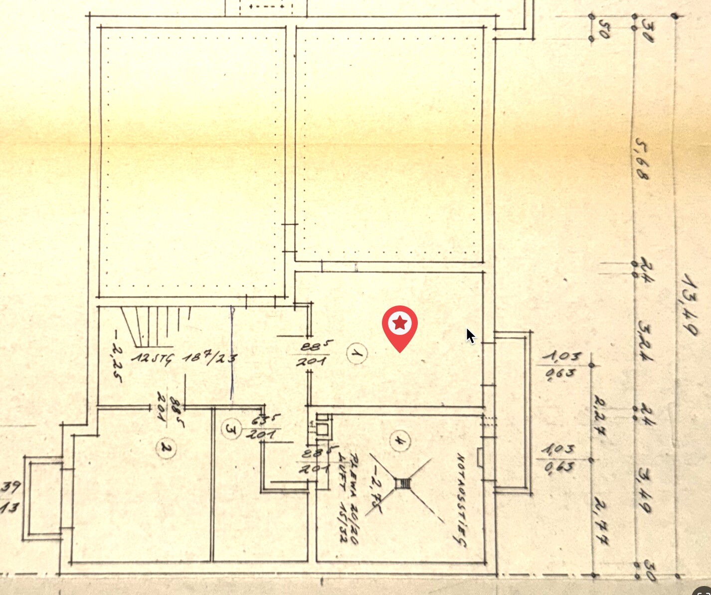 Grundriss eines Bauplans mit Zimmern, Maßen und rotem Marker (Stern).