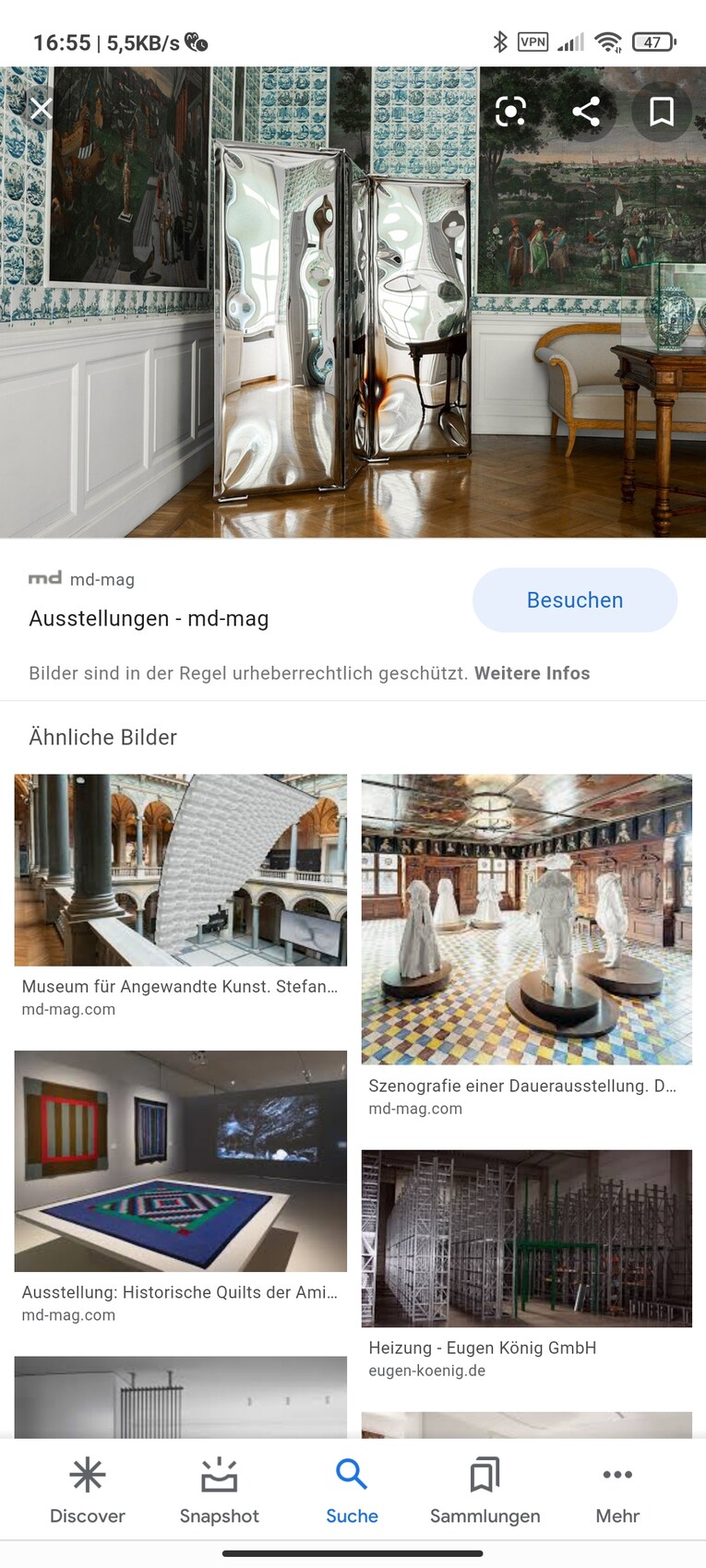 Drei glänzende Metallspiegeltrennwände im eleganten Innenraum, Holzfußboden