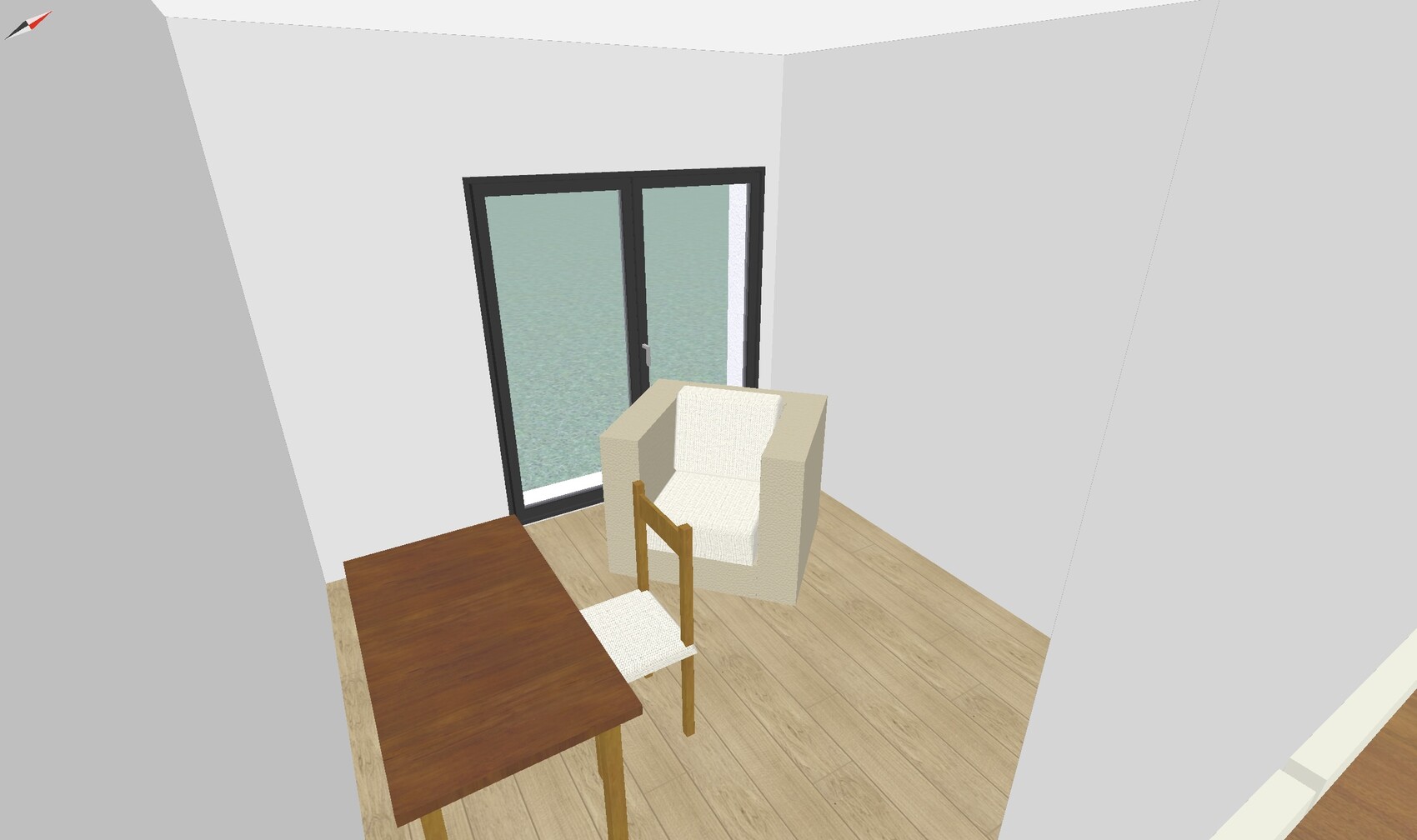 Kleiner Raum mit Holzboden, beiger Sessel mit heller Polsterung, Holztisch; Glastür nach draußen.