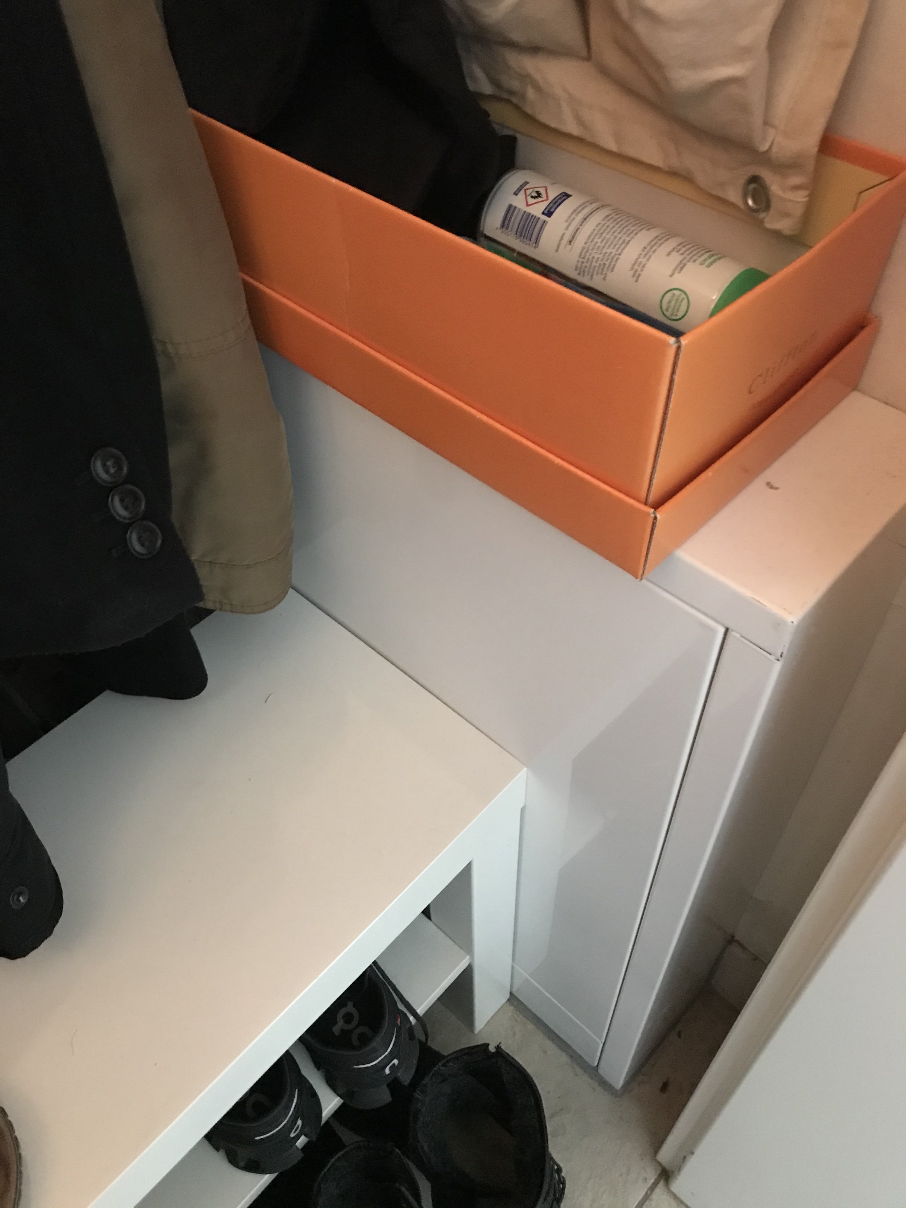 kleiner-haushaltsraum-ordnung-orange-box-waschmaschine-aufbewahrung.jpeg