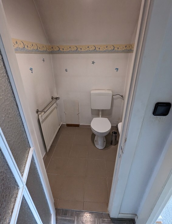 kleines-bad-mit-toilette-sanitär-raum-mit-heizkörper-und-fliesen.jpg