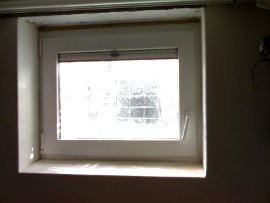 kleines-fenster-in-wand.jpg