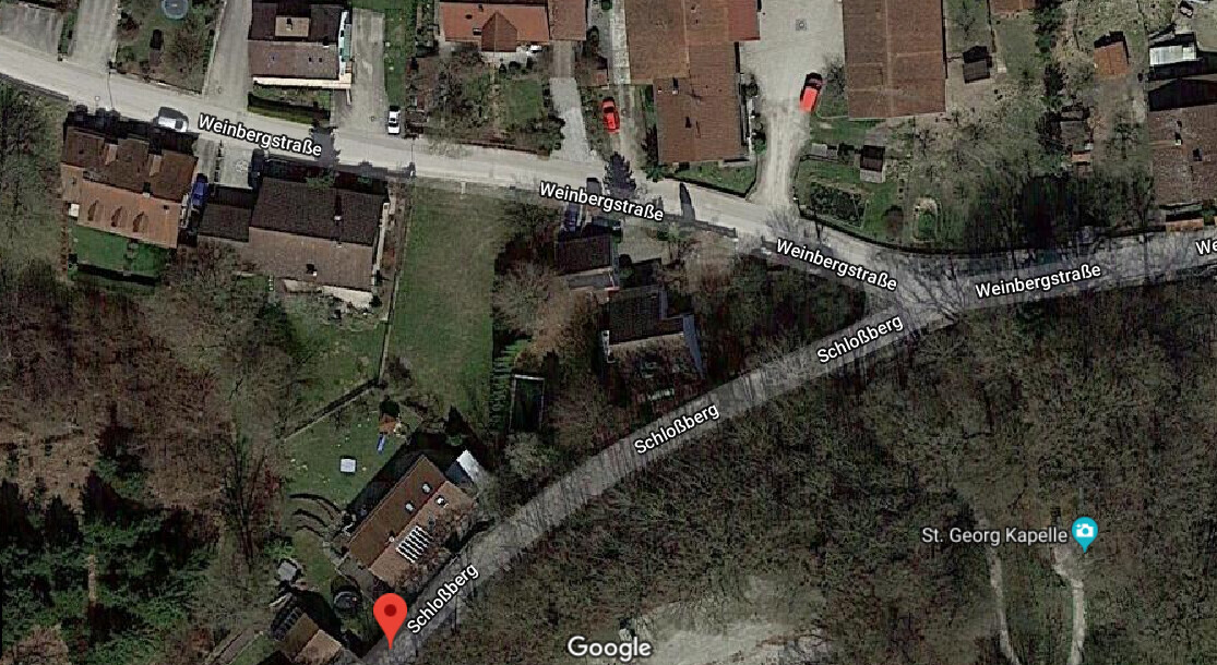 Satellitenbild eines Dorfes mit Weinbergstraße, Schloßberg und St. Georg Kapelle.