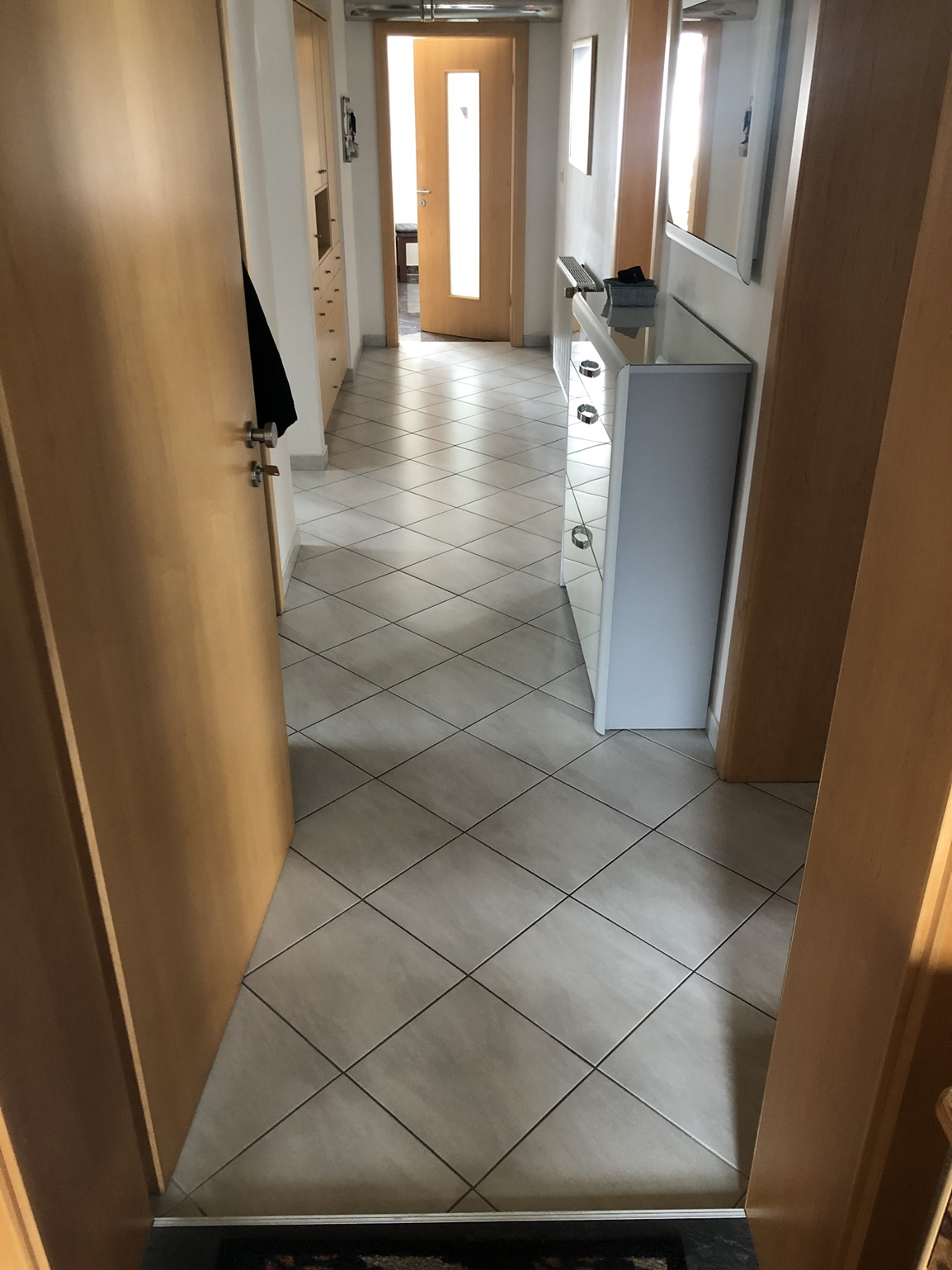 klick-vinyl-im-haus-flur-auf-fliesen-boden-verlegen-486814-2.jpg