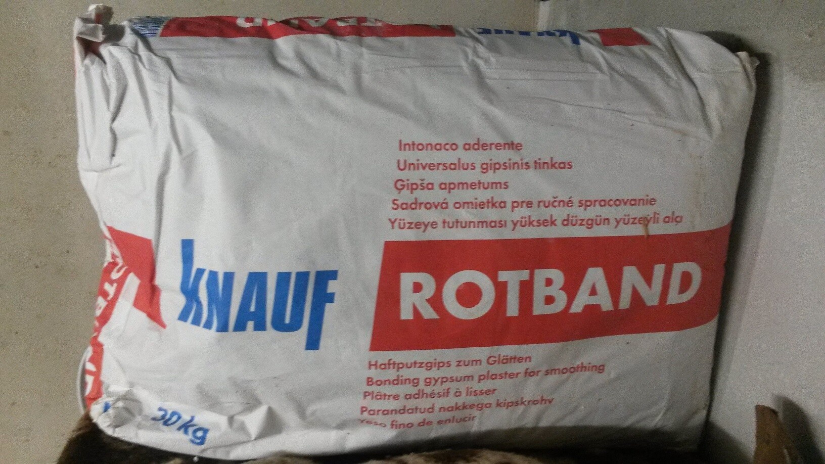 Großer Bauputz-Sack mit Rotband-Logo von Knauf liegt auf dem Boden