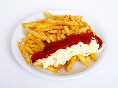 Knusprige Pommes Frites mit Ketchup und Majonäse auf weißem Teller.