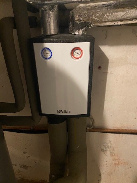 Wandheizgerät Vaillant mit zwei Druckanzeigen (blau links, rot rechts)