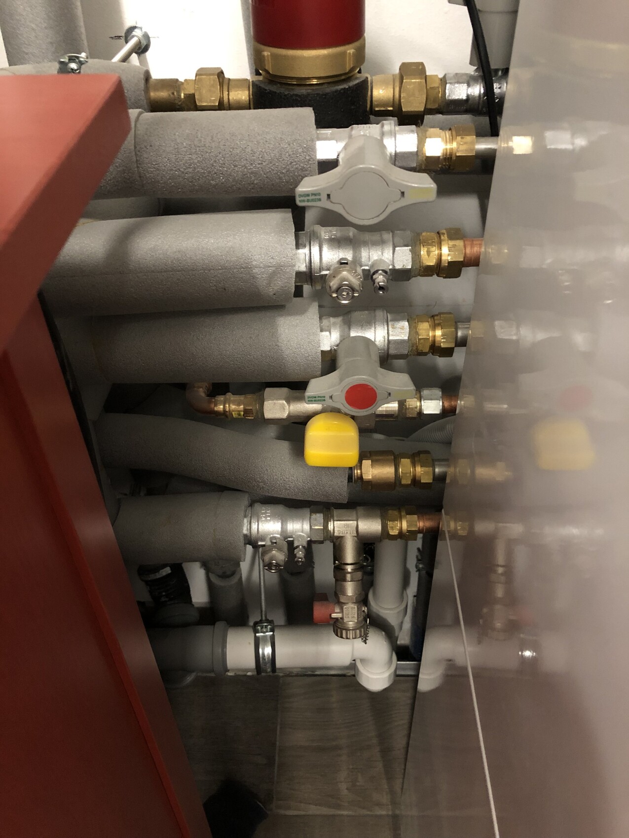 Heizungsverteiler mit isolierten Rohren, mehreren Absperrventilen und Kupferleitungen