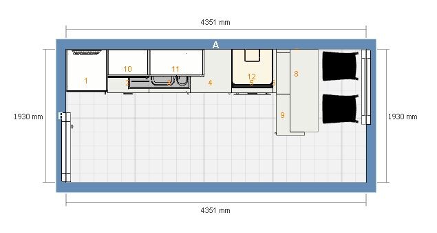 Grundriss eines schmalen Wohnraums: Küche links, Schlaf- bzw. Sitzbereich rechts.
