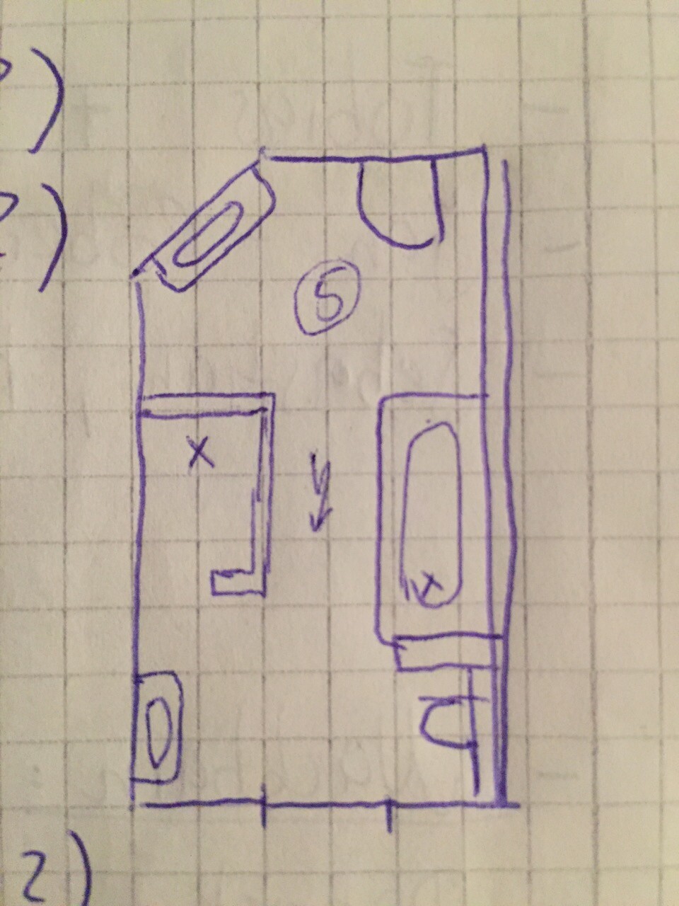 Skizze eines Badezimmer-Grundrisses mit Badewanne und Toilette