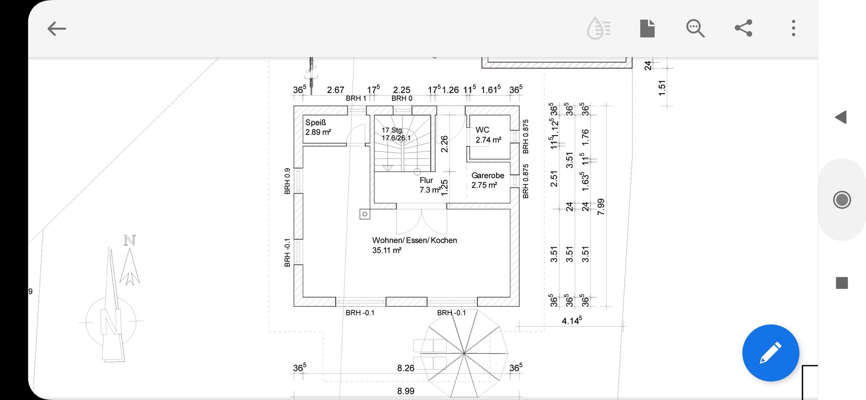 Grundriss eines Hauses: Offener Wohn-/Kochbereich, Flur, WC, Garderobe, Speis.