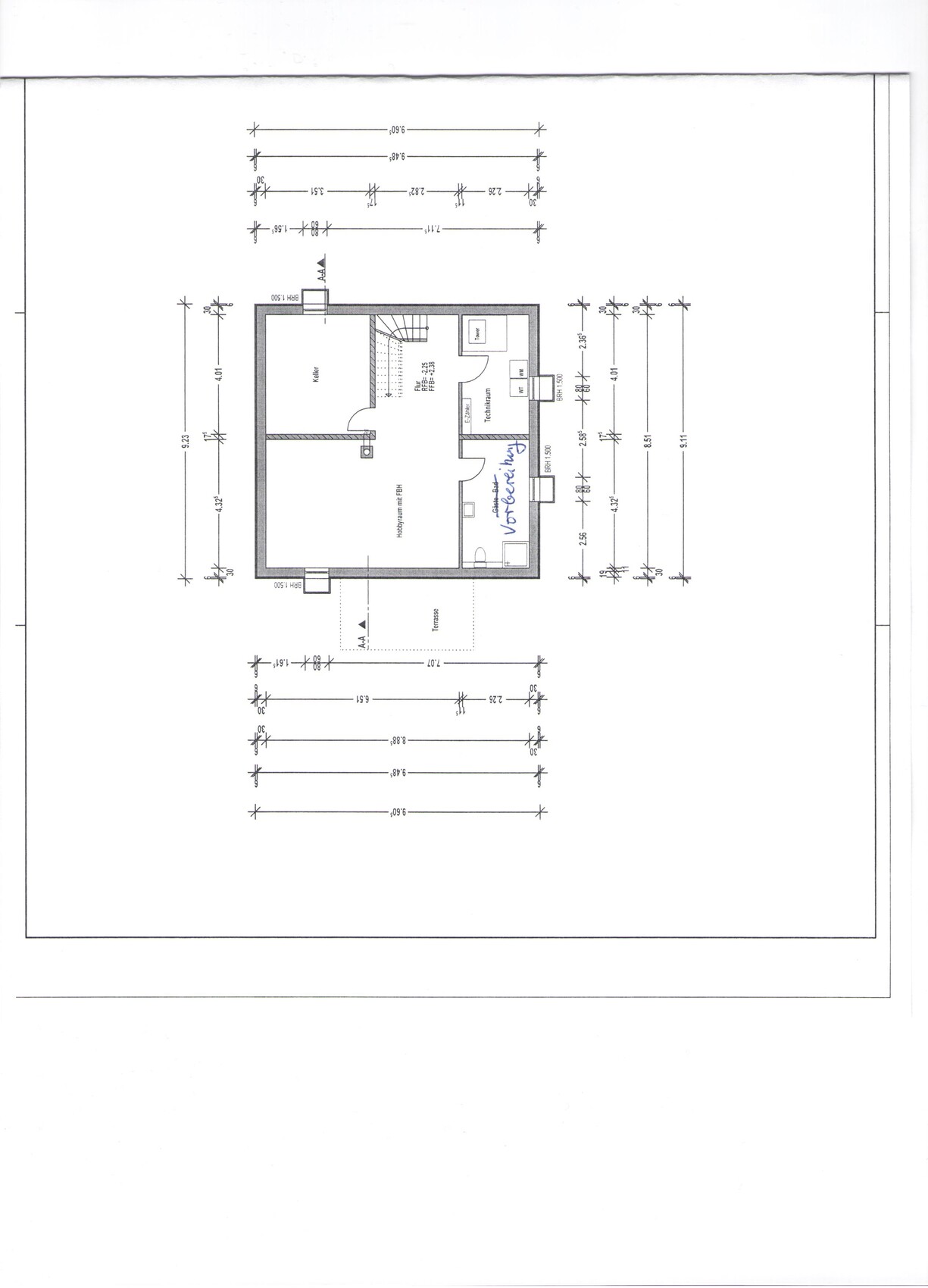 Grundrissplan eines kleinen Hauses mit Treppe, Küche und Wohnbereich