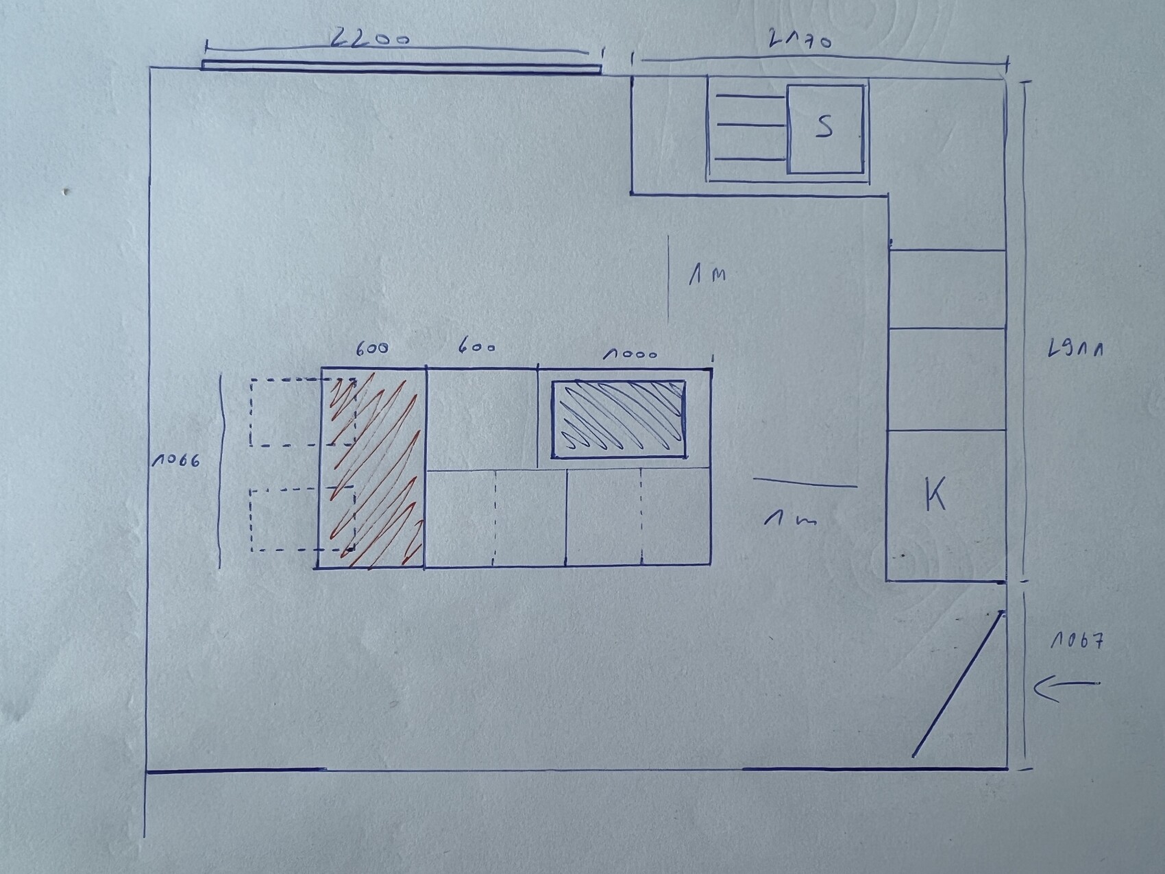 Grundriss einer Küche mit Insel, Schränken und Maßangaben.