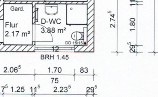 Grundriss eines Badezimmers (D-WC) mit Toilette und Waschbecken, Flur und Garderobe.