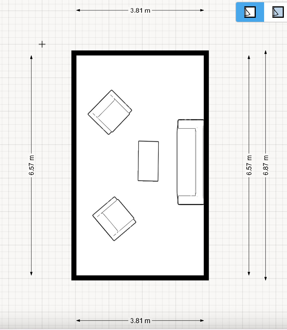 Grundriss eines Wohnzimmers: Rechteckiger Raum mit Sofa rechts, zwei Sessel, Couchtisch in Mitte.