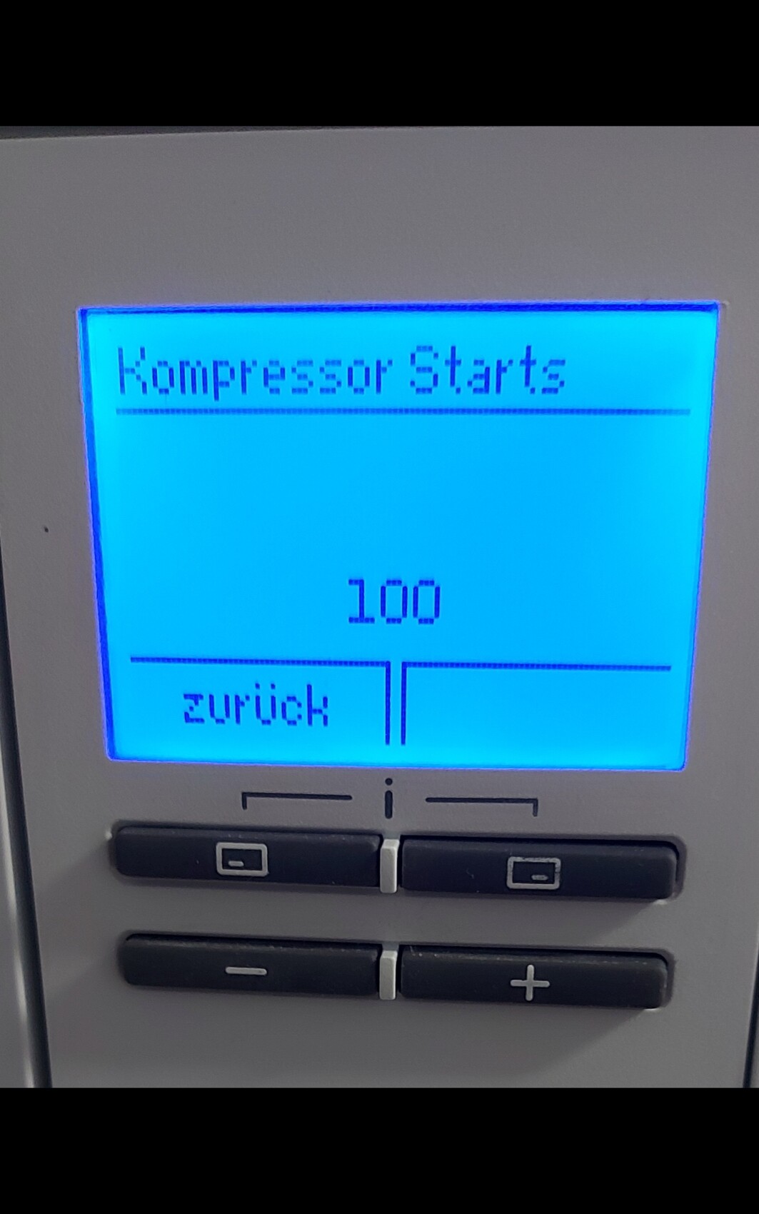 Blaues beleuchtetes Display eines Bedienfelds mit Kompressor Starts, 100, Zurück.