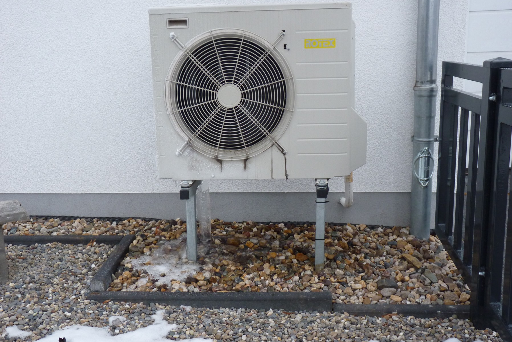 kondensat-ablauf-winter-171485-2.jpg
