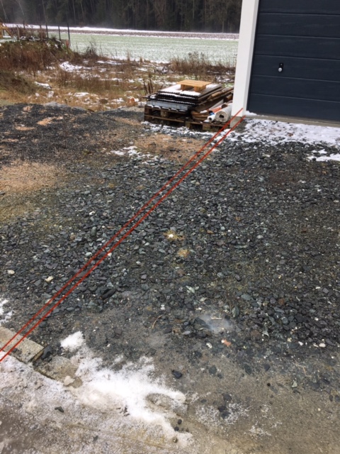 kopfsteinpflaster-als-eingrenzung-fuer-pflasterflaeche-vor-garage-468319-1.jpg