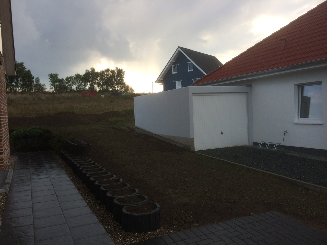 kopfsteinpflaster-als-eingrenzung-fuer-pflasterflaeche-vor-garage-468396-3.jpeg
