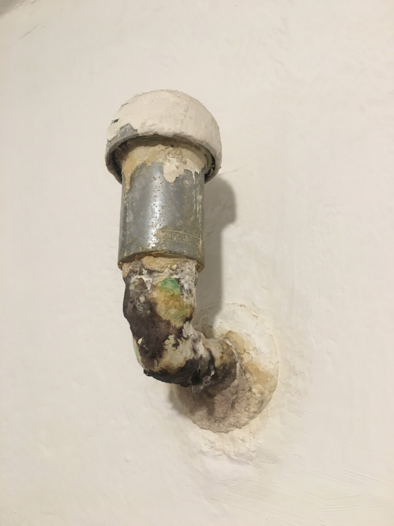 korrodiertes-haustechnik-rohr-im-wand.JPG