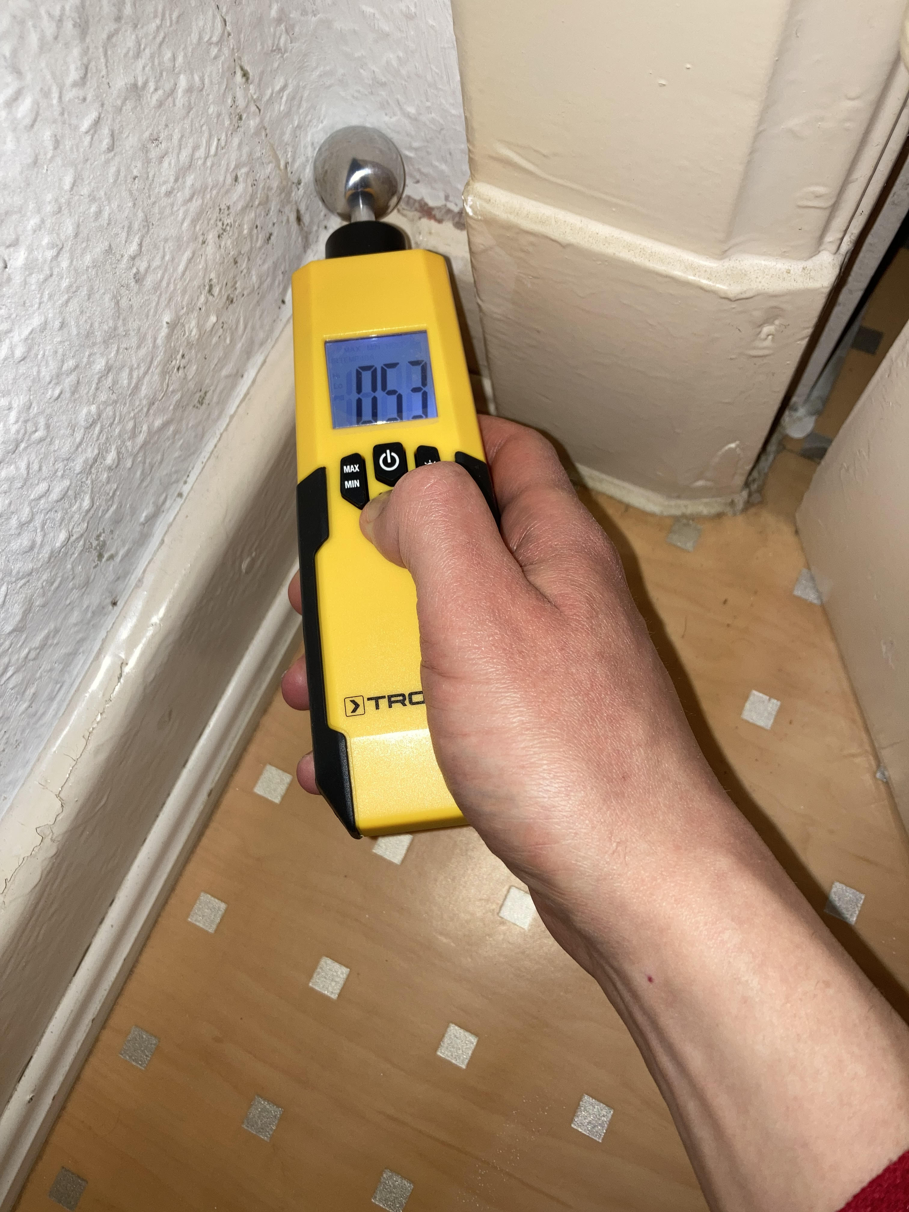Küche Außenwand (Ecke grüner Schimmel). Dieselbe Außenwand wie kleines Zimmer, aber nicht wie ...jpg