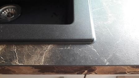 Küchenarbeitsplatte aus dunklem Granit mit Spüle