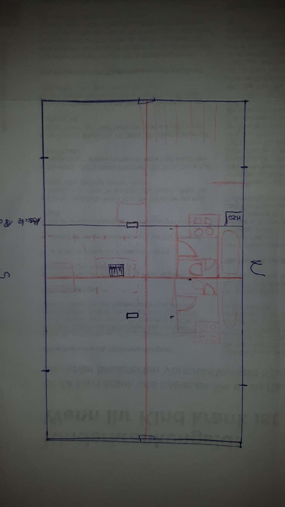 Grundriss eines Raums mit Küchenzeile rechts, Herd/Spüle; blaue Außenlinie, rote Hilfslinien.