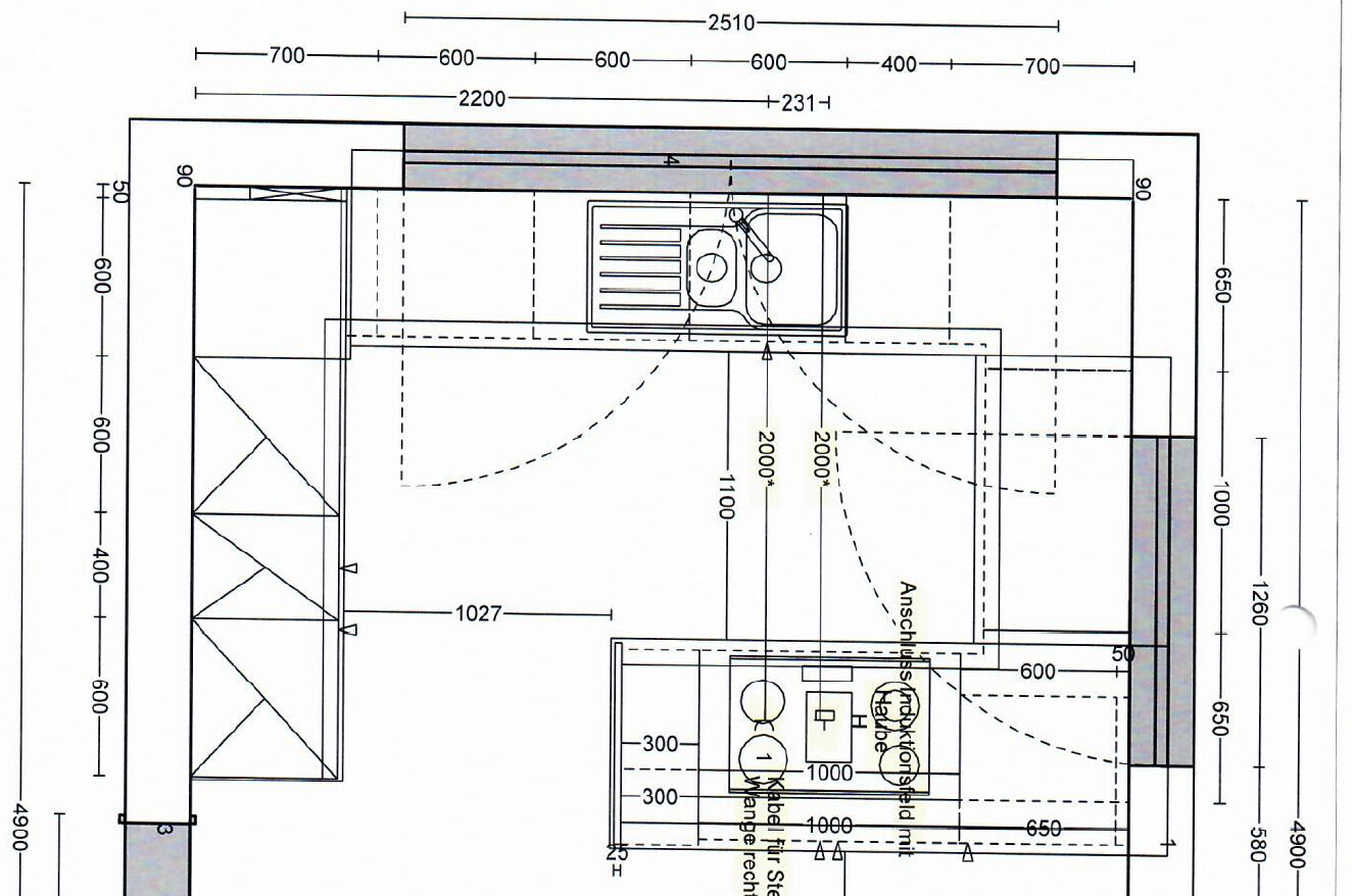 Grundriss einer Küche: Spüle, Herd, Arbeitsfläche und Maßlinien