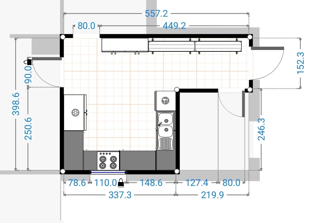 Küchen-Grundriss mit Spüle, Herd, Arbeitsplatten, Kühlschrank und Türen