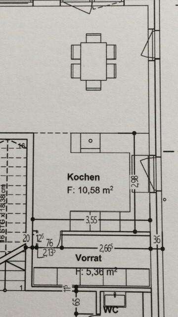 Grundriss: Kochen mit Esstisch oben, Vorrat unten, Türen rechts.
