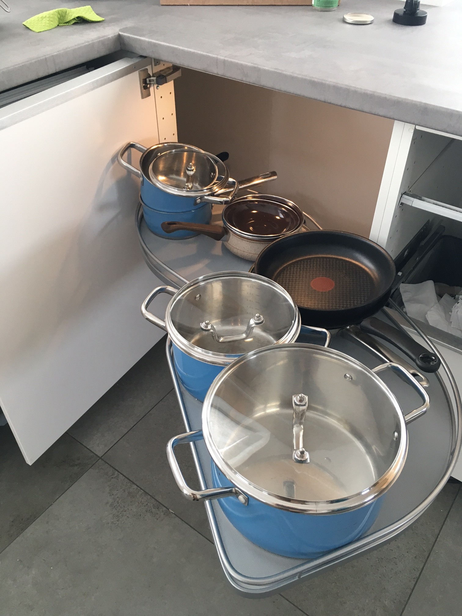 kuechen-pfannen-topf-im-unterschrank.JPG