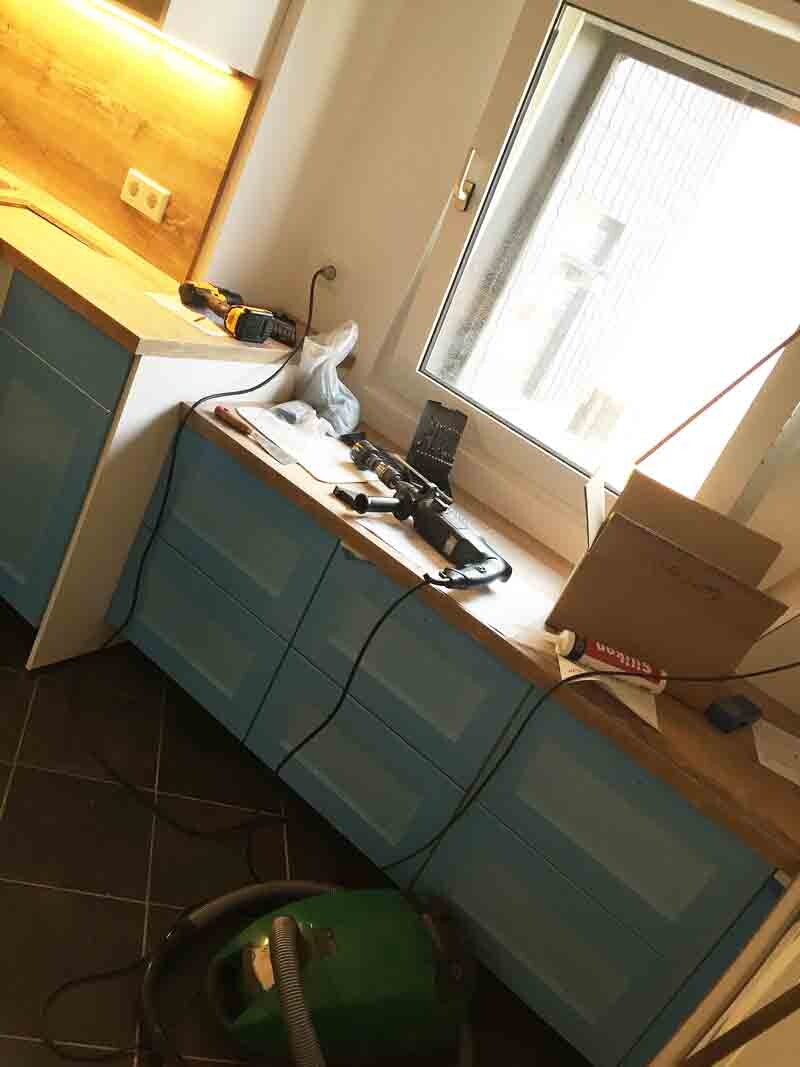 Küche im Umbau mit Werkzeugen auf der Arbeitsplatte und blauen Unterschränken