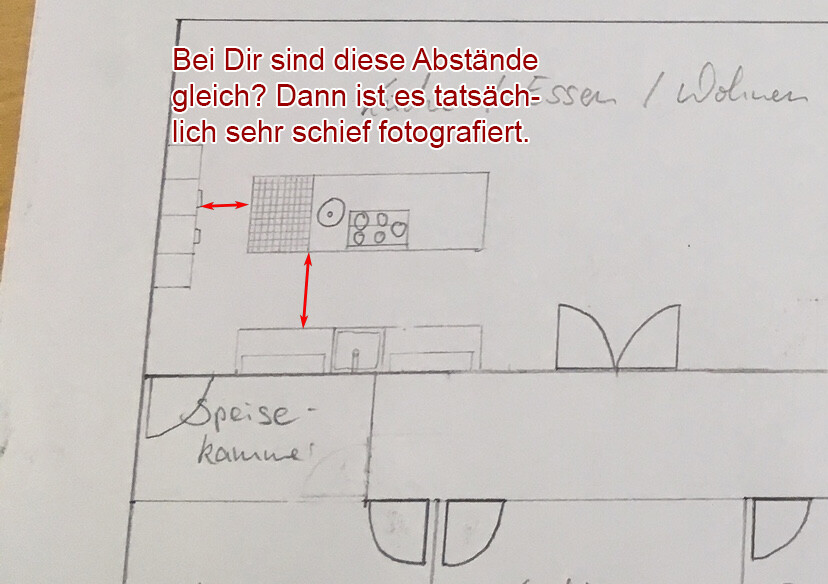 Handgezeichneter Küchengrundriss mit Speisekammer und Tür zum Flur