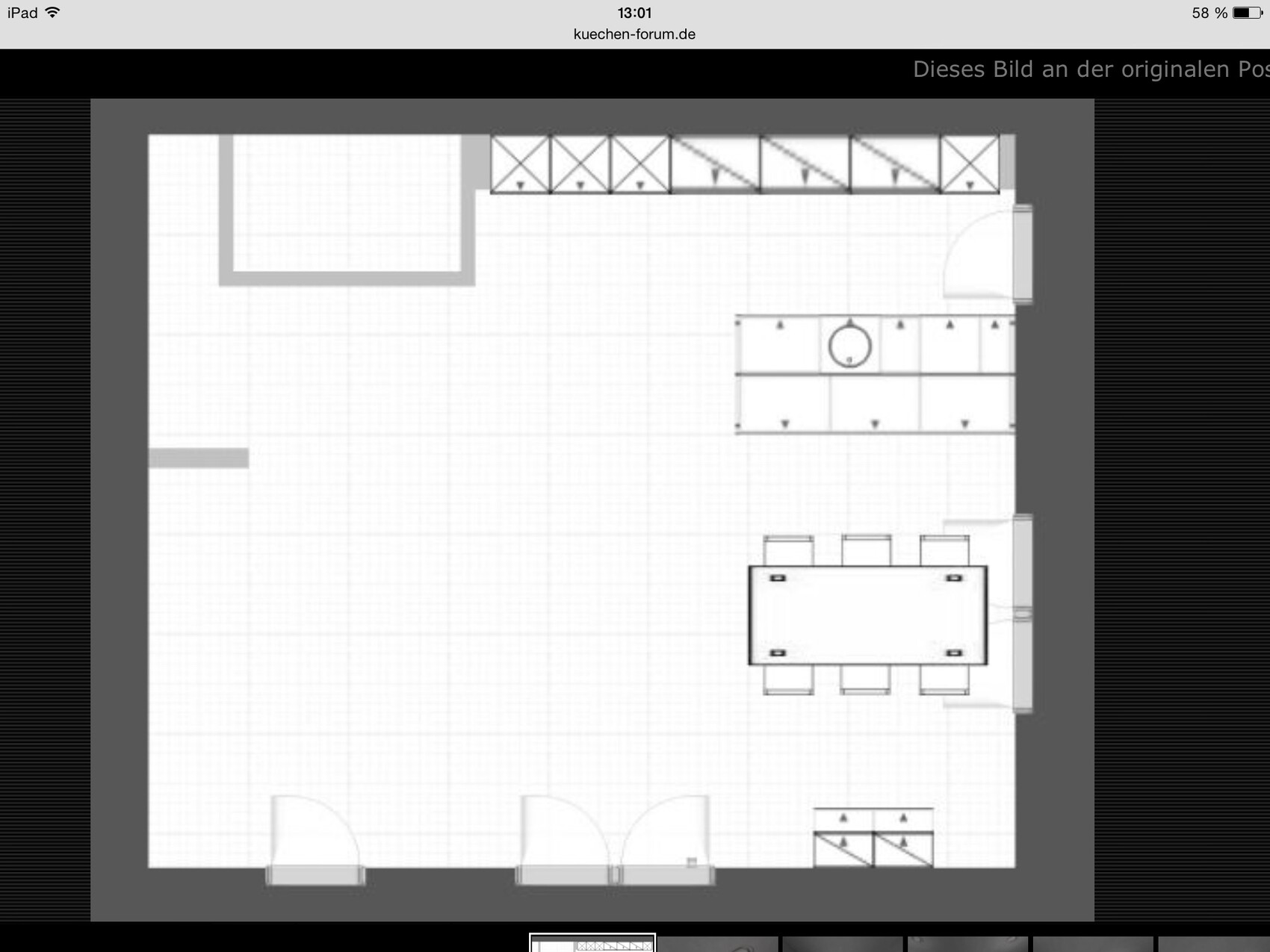 2D-Küchen-Grundriss mit Arbeitszeile, Spüle und Esstisch samt Stühlen