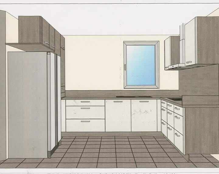 Küche mit Kühlschrank links, Arbeitsplatten, Unterschränken, Fenster in der Mitte, Fliesenboden.