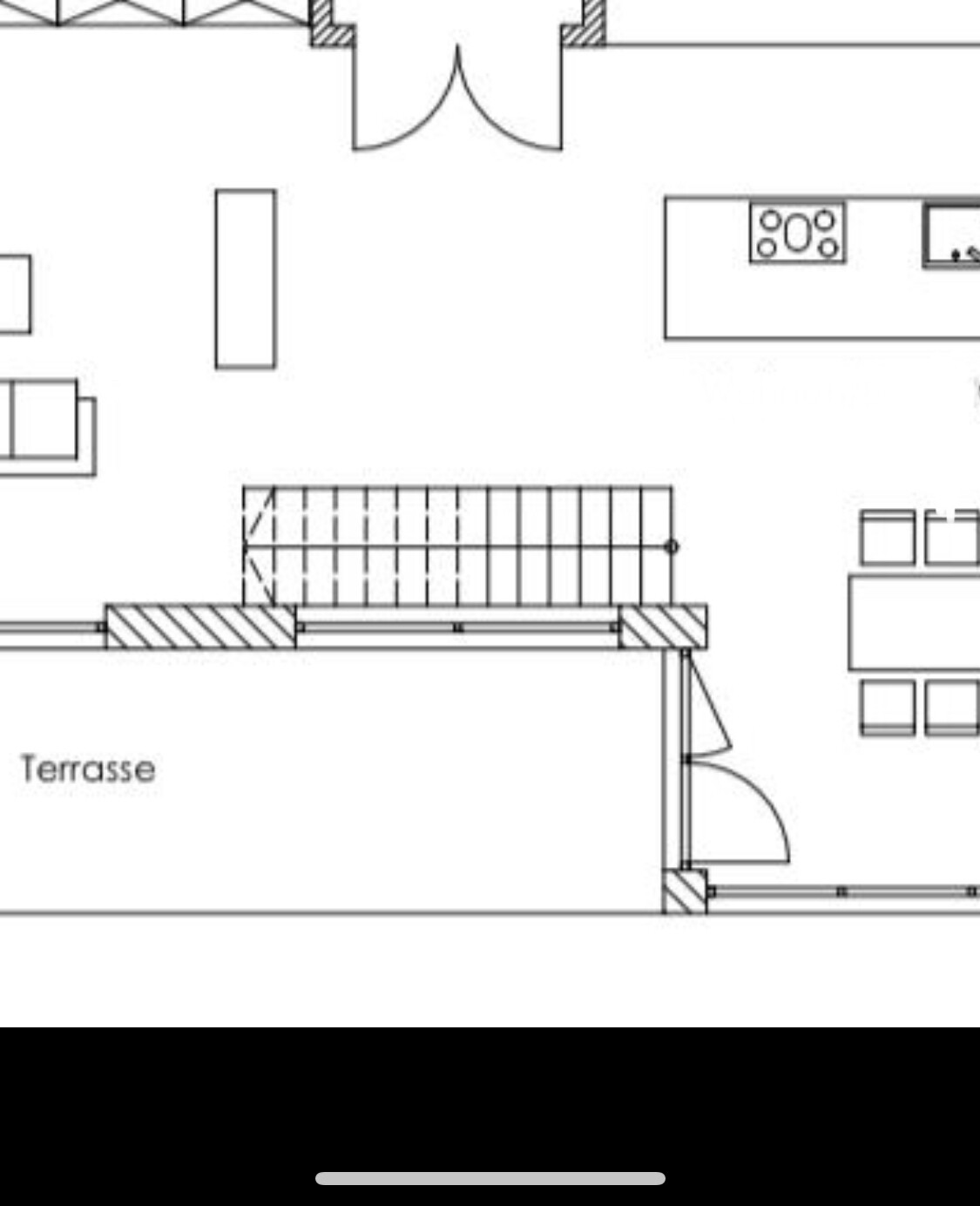 Grundriss: Terrasse unten, rechte Küchenzeile mit Herd, Tür öffnet in den Raum.