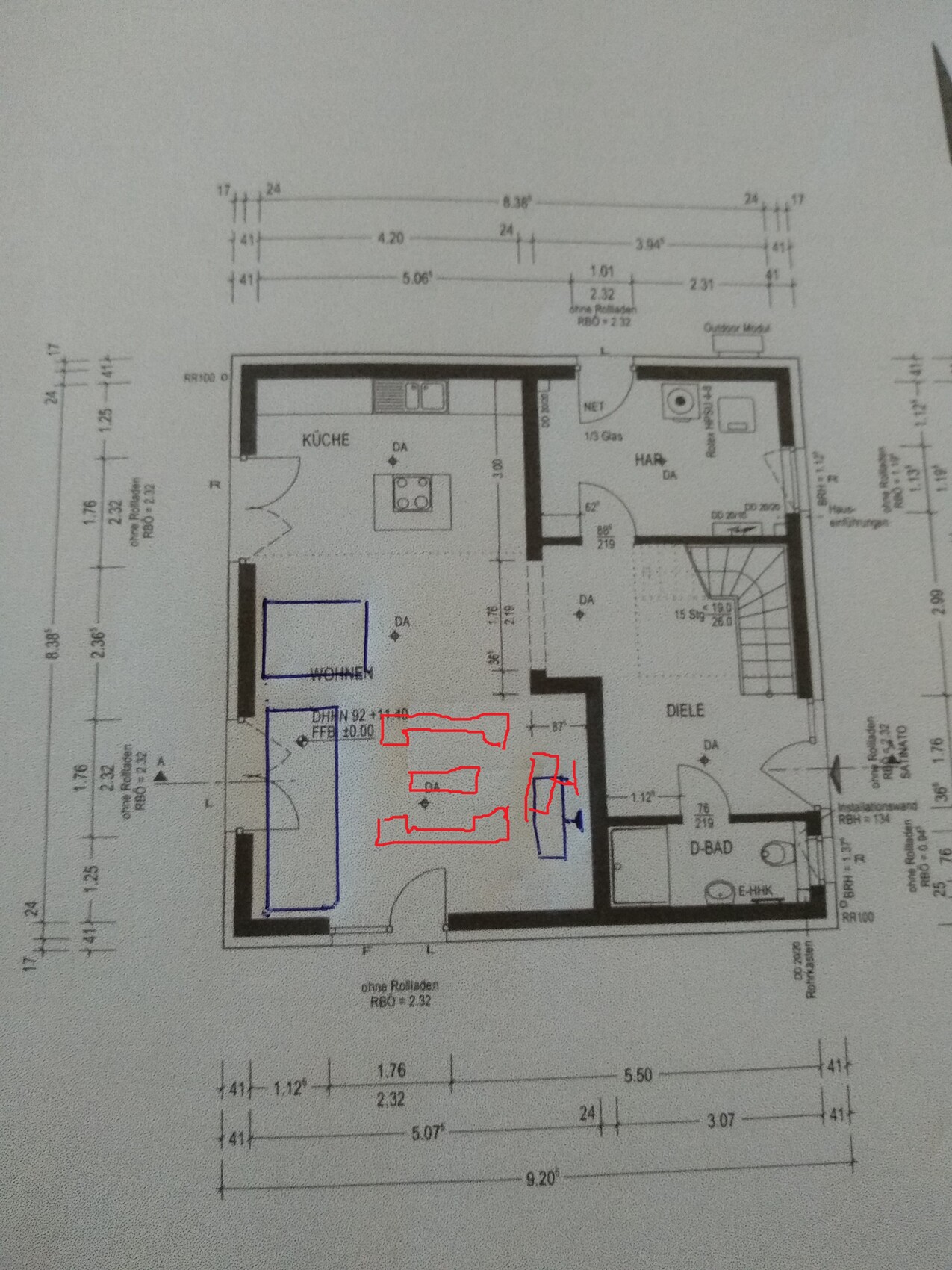 Grundriss eines Wohnhauses mit Küche links, Diele rechts; blaue und rote Markierungen zeigen Möbel.