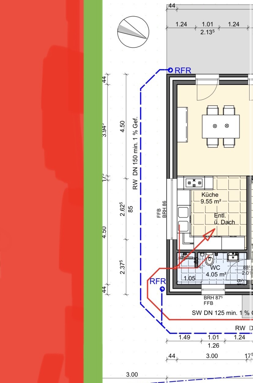 Grundriss eines Wohn- und Küchenbereichs mit Tisch, WC, Maßen und farbigen Routen (blau/rot).