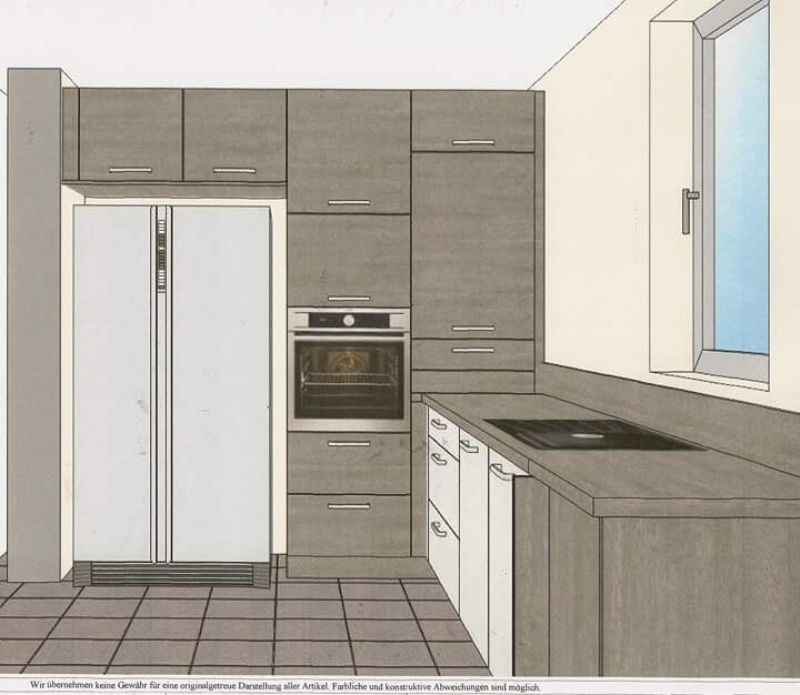 Küche mit Einbaukühlschrank, Backofen, Kochfeld, grauen Hängeschränken und Fenster rechts.