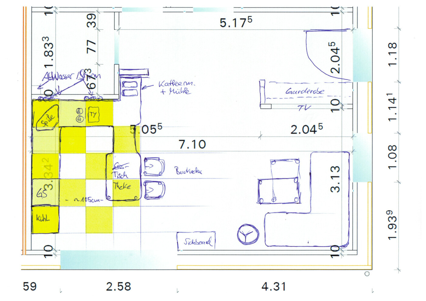Grundriss eines Wohnraums mit Küche, Esstisch, Sofa, TV und gelb markierten Bereichen.