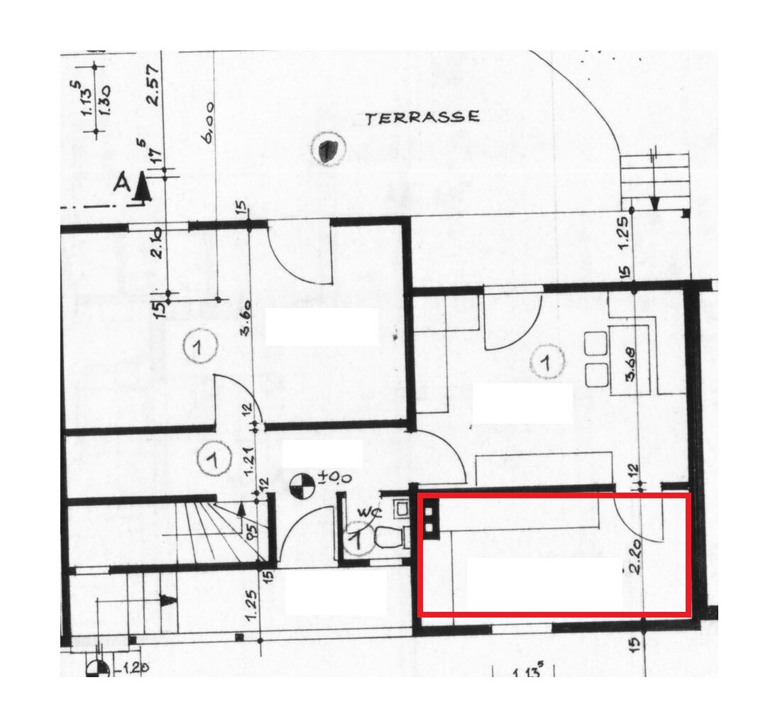 Grundriss eines Hauses mit Terrasse; roter Rahmen markiert einen langen Raum im unteren rechten Bereich.