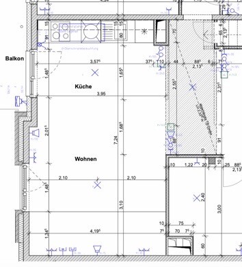 2D Grundriss zeigt offene Küche und Wohnbereich mit Balkon an der linken Seite.